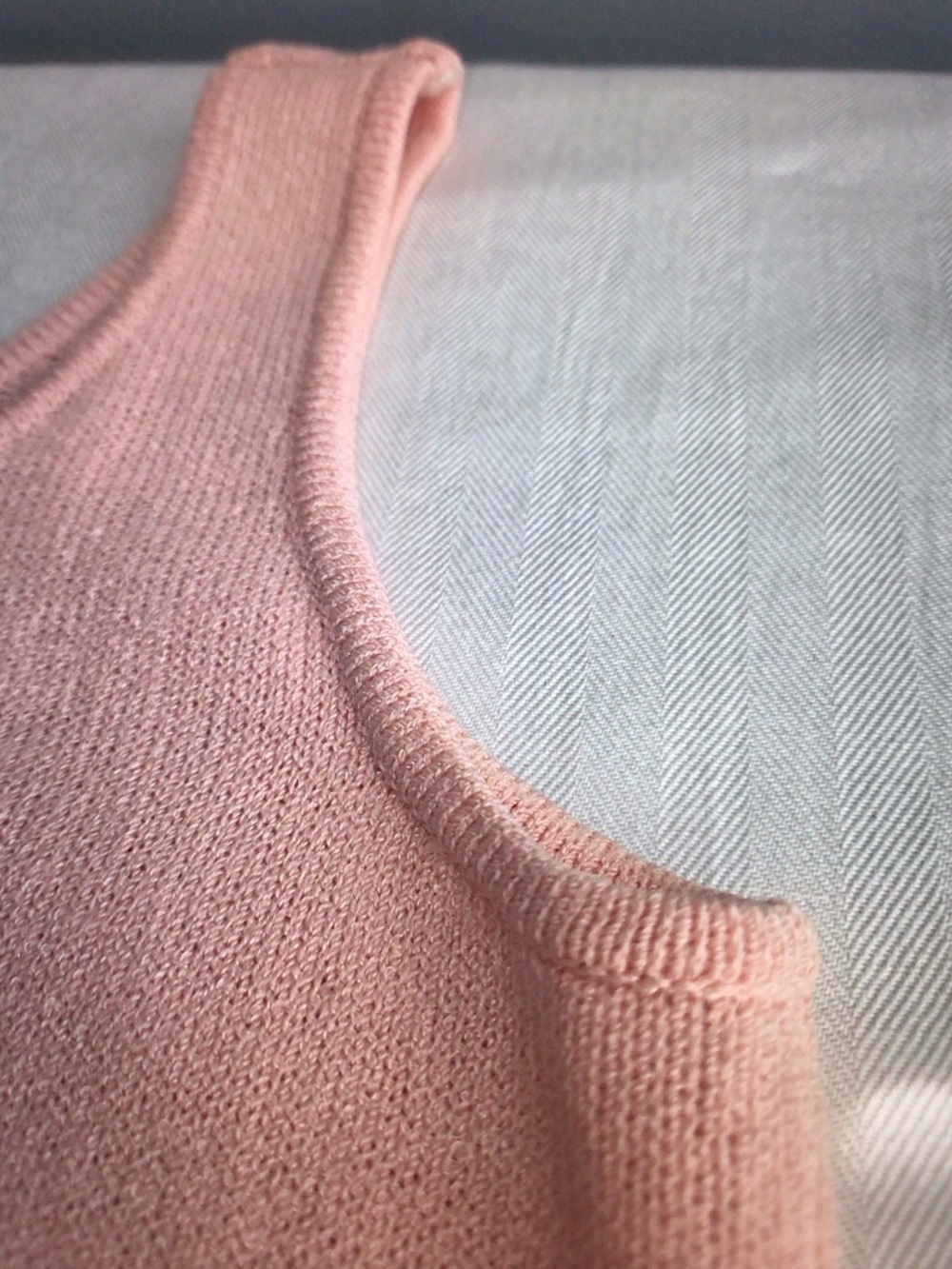 St. John Peach Knit Sleeveless Tank Top - Picture 5 of 9